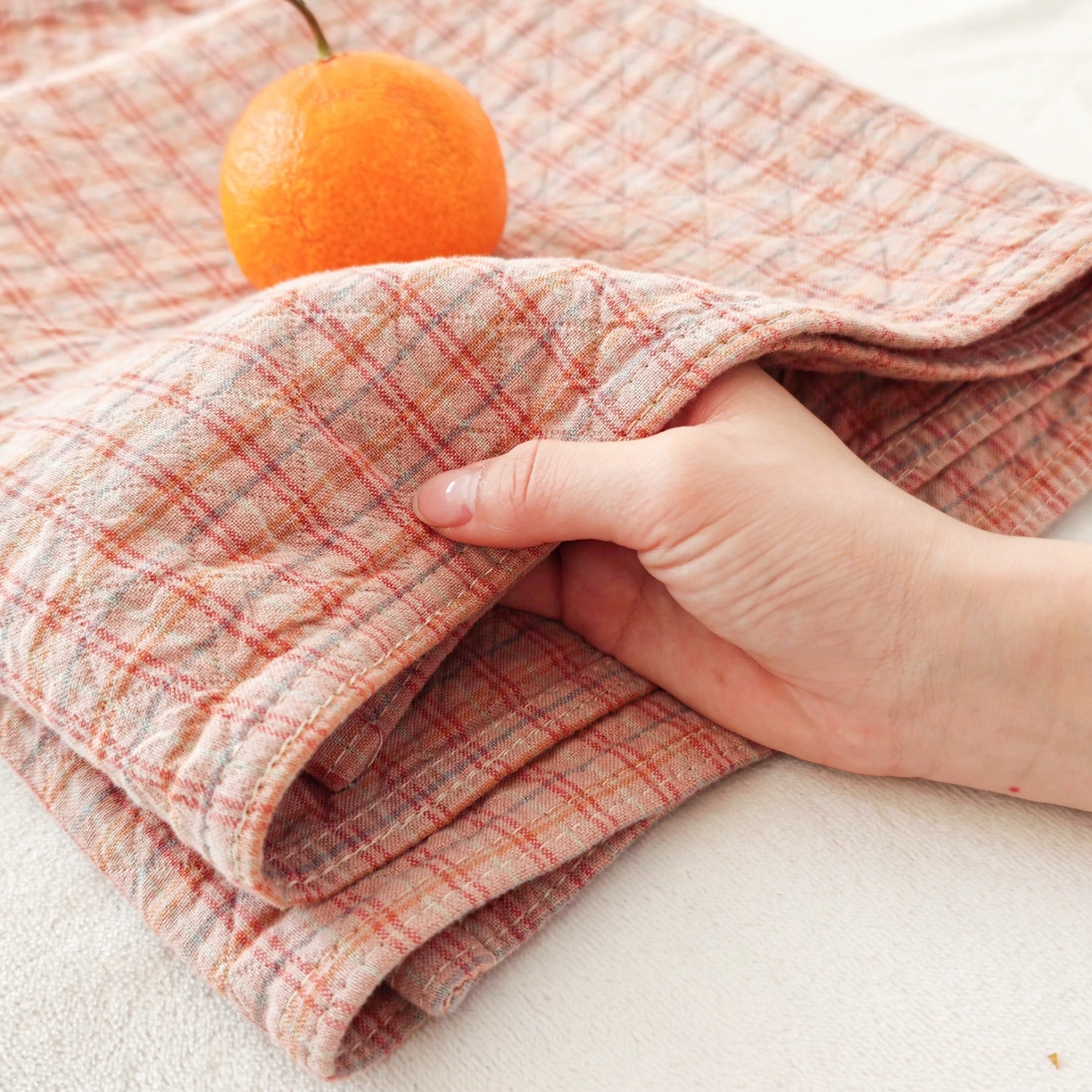 91家纺网 家纺一手货源 找家纺 沐瑟家纺 2026新款无印风格子款枕巾 芸榕-粉色