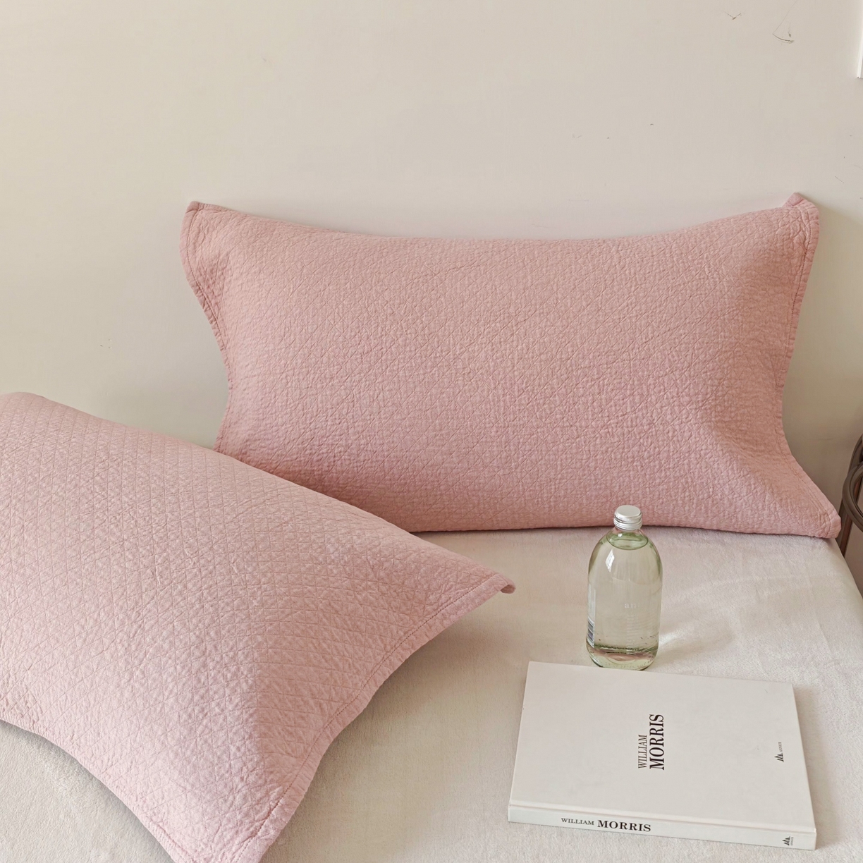 91家纺网 家纺一手货源 找家纺 沐瑟家纺 2026新款无印风格子款枕巾 素格-粉色