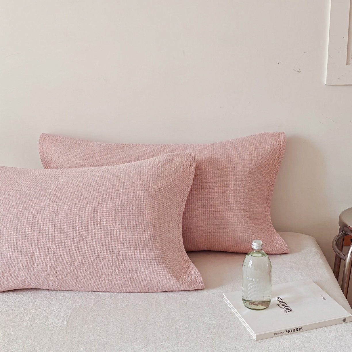 91家纺网 家纺一手货源 找家纺 沐瑟家纺 2026新款无印风格子款枕巾 米格-粉色