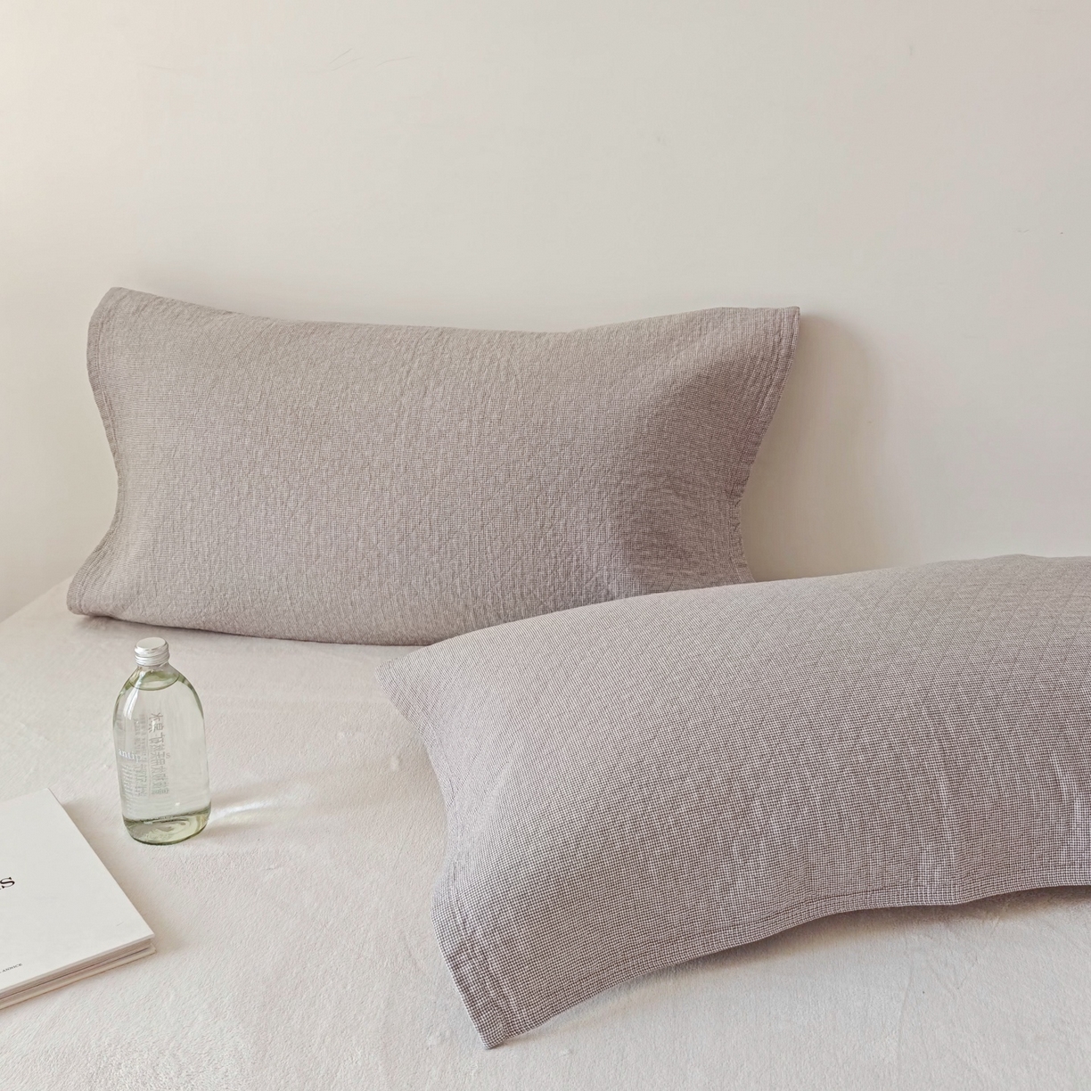 91家纺网 家纺一手货源 找家纺 沐瑟家纺 2026新款无印风格子款枕巾 米格-浅灰