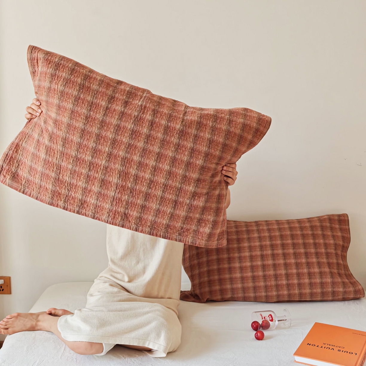 91家纺网 家纺一手货源 找家纺 沐瑟家纺 2026新款无印风格子款枕巾 芸柚-粉色