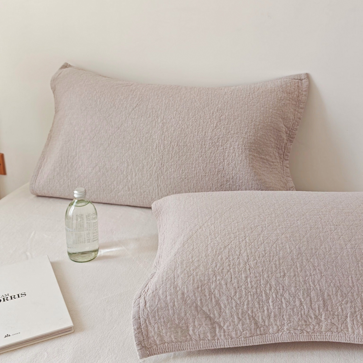 91家纺网 家纺一手货源 找家纺 沐瑟家纺 2026新款无印风格子款枕巾 米格-浅咖
