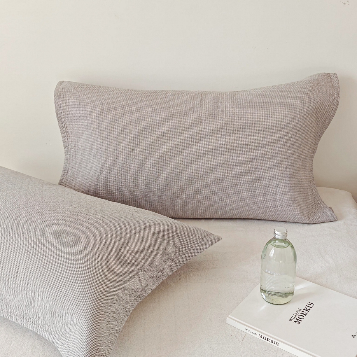 91家纺网 家纺一手货源 找家纺 沐瑟家纺 2026新款无印风格子款枕巾 米格-浅灰