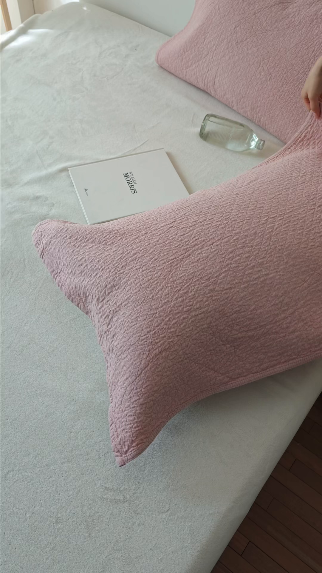 91家纺网 家纺一手货源 找家纺 沐瑟家纺 2026新款无印风格子款枕巾 米格-浅灰