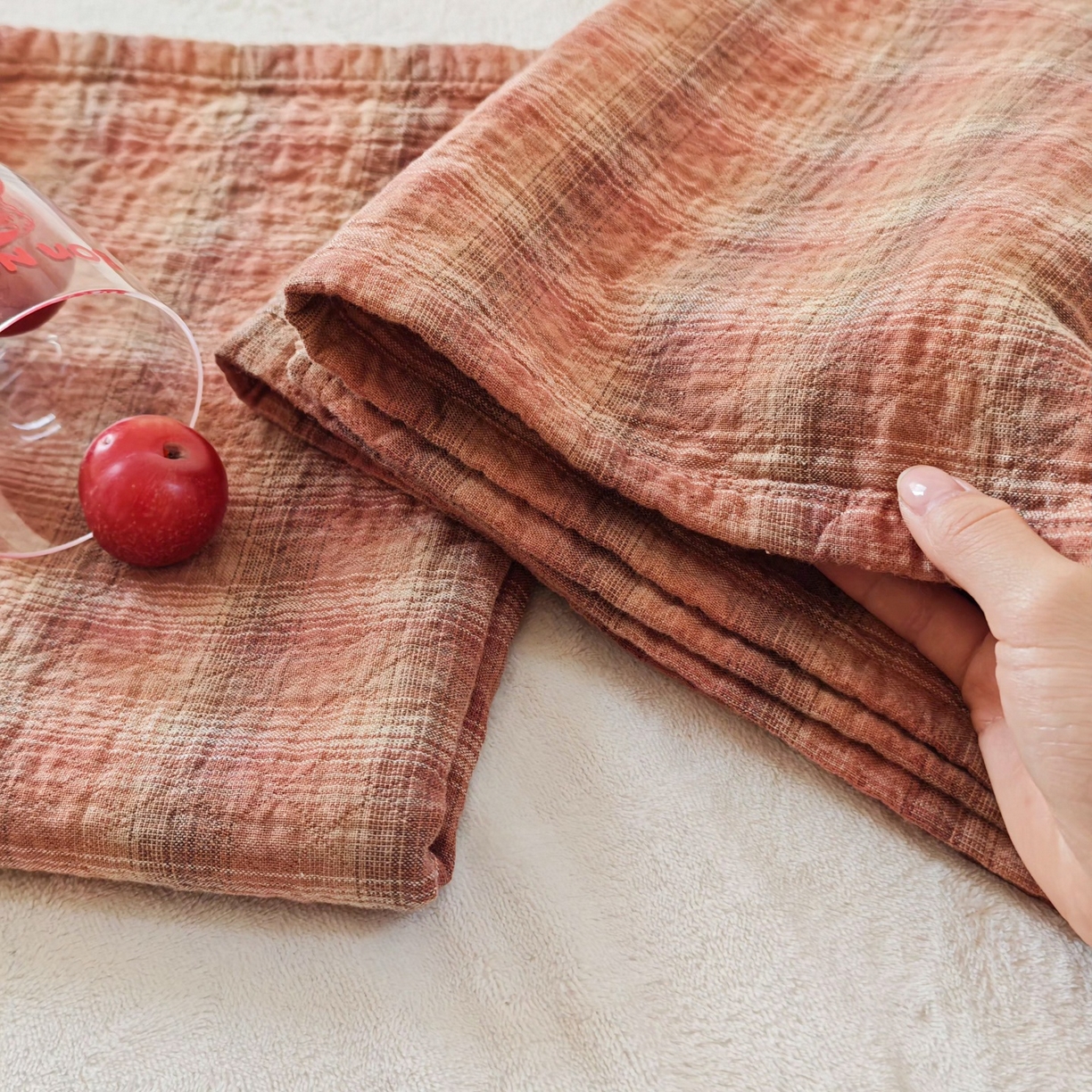 91家纺网 家纺一手货源 找家纺 沐瑟家纺 2026新款无印风格子款枕巾 芸柚-粉色