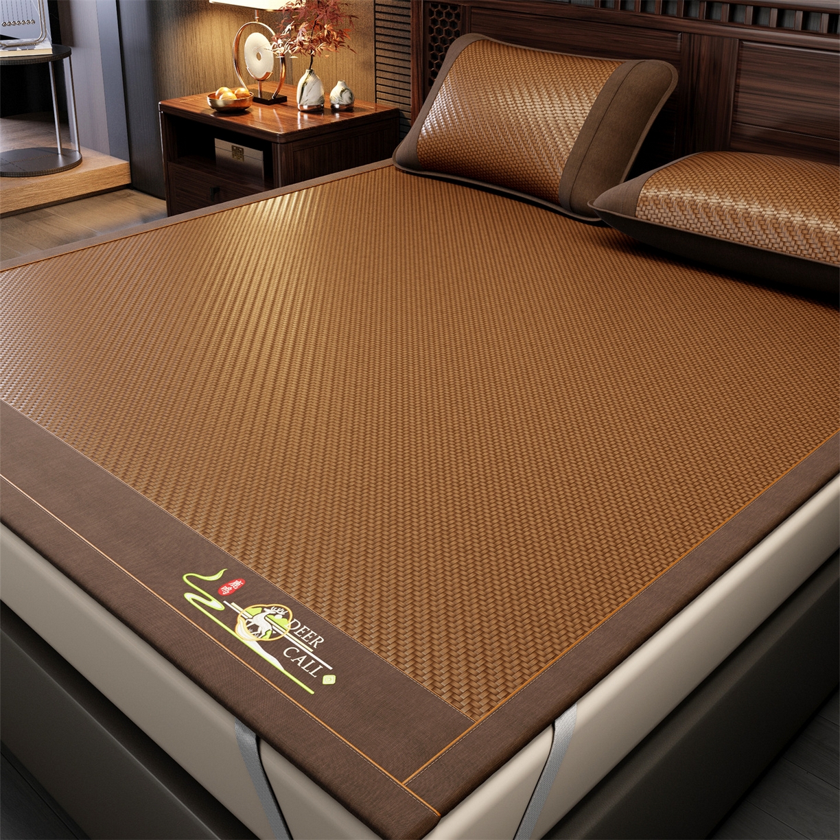 91家纺网 家纺一手货源 找家纺 绒艺席业 2026新款PE藤凉席-绣花款 鹿鸣-淡雅咖