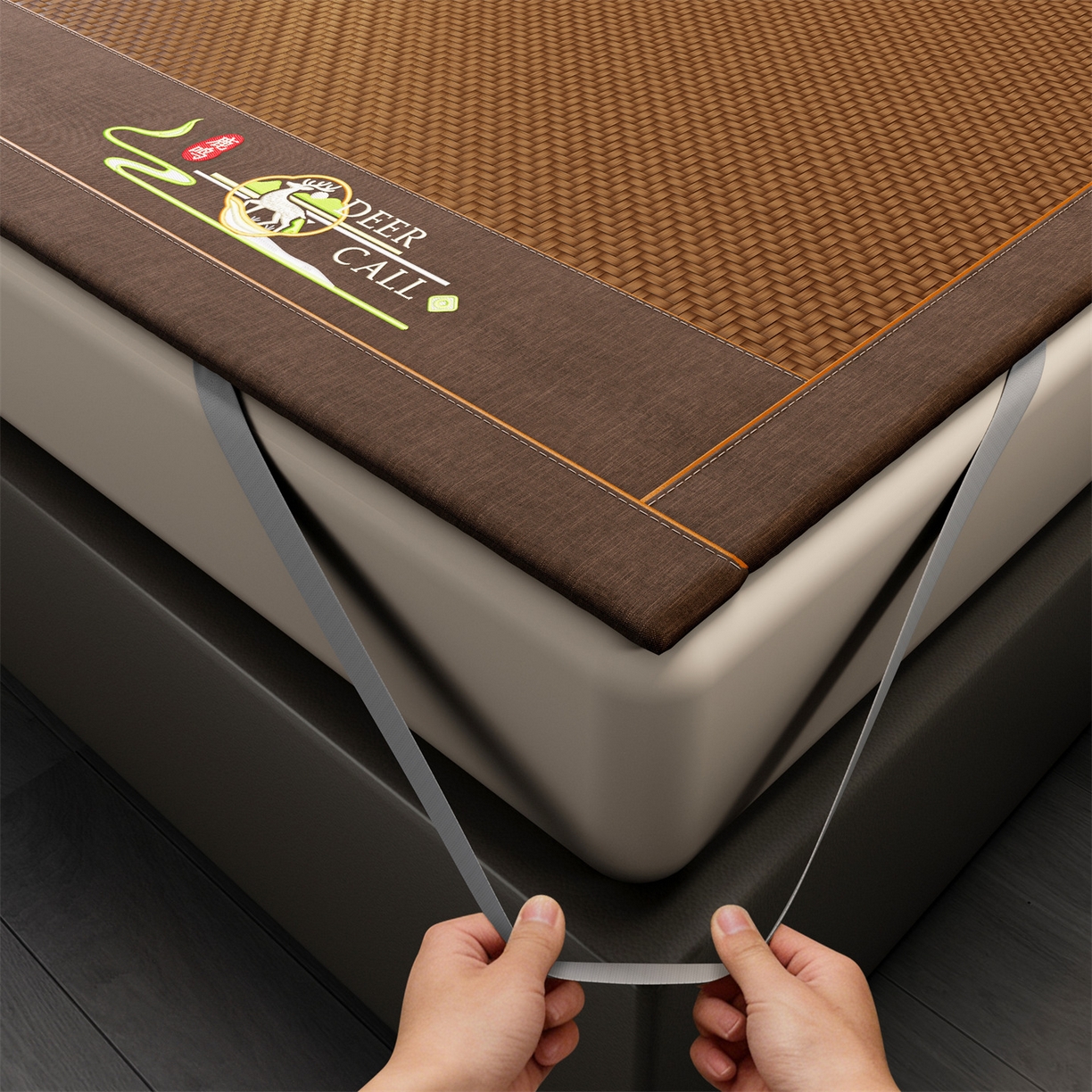 91家纺网 家纺一手货源 找家纺 绒艺席业 2026新款PE藤凉席-绣花款 鹿鸣-淡雅咖