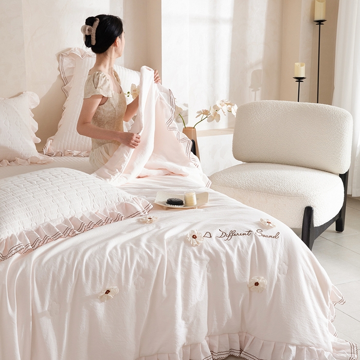 91家纺网 家纺一手货源 找家纺 金绣美居 2026春夏新款多功能夏凉被空调被夏被床盖四件套-花絮（控价不低于169元） 花絮-浅粉