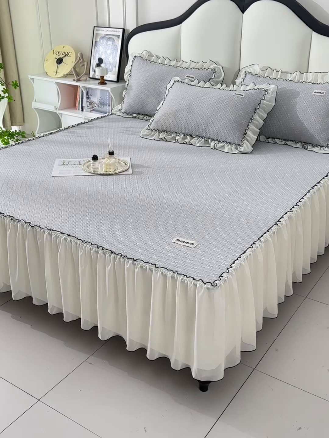 91家纺网 家纺一手货源 找家纺 小牛席业 2026新款浪漫花语冷感豆席床裙凉席席子系列 浪漫花语冷感豆豆席床裙-灰色