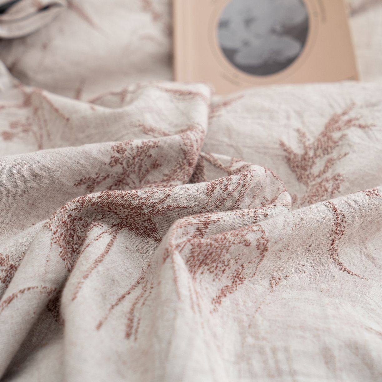 91家纺网 家纺一手货源 找家纺 凌云家纺 2026新款高端春夏提花棉麻四件套-穗穗如意系列 穗穗如意-酱红