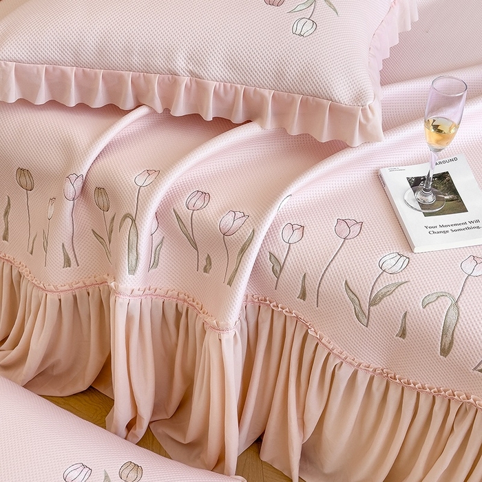 91家纺网 家纺一手货源 找家纺 金绣美居 2026春夏新款中分子绣花款弯边复合凉感席三件套夏凉被空调被 -洛可可 洛可可-粉色