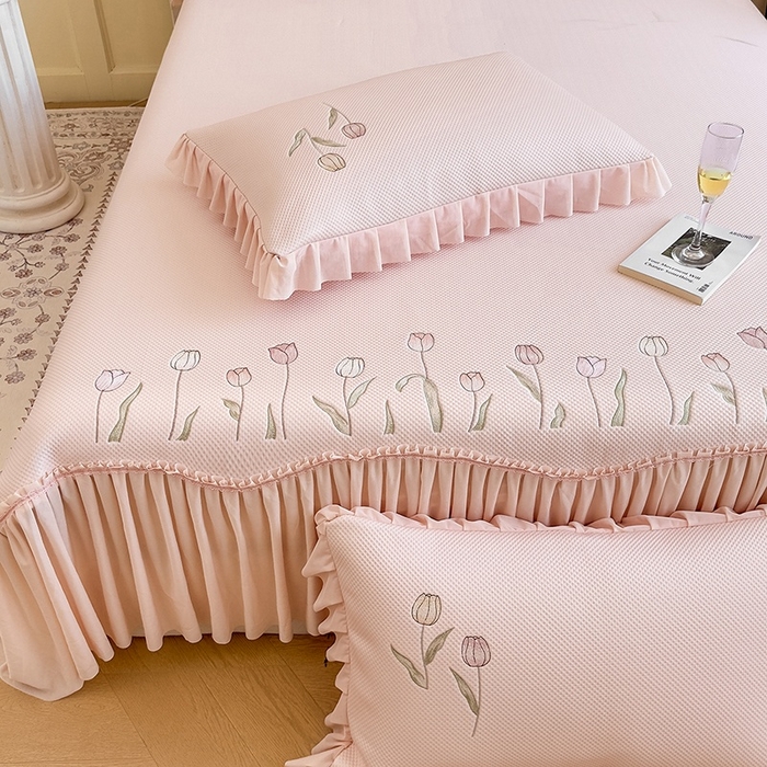 91家纺网 家纺一手货源 找家纺 金绣美居 2026春夏新款中分子绣花款弯边复合凉感席三件套夏凉被空调被 -洛可可 洛可可-粉色