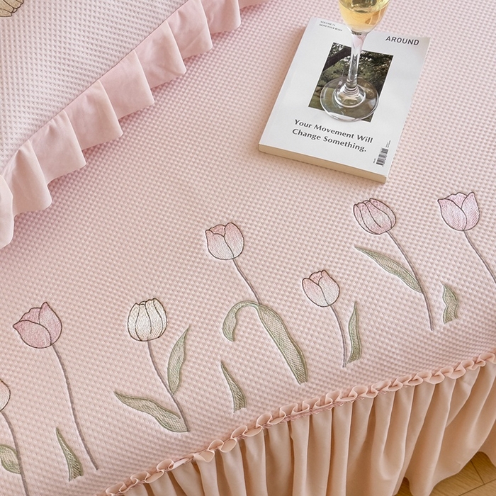 91家纺网 家纺一手货源 找家纺 金绣美居 2026春夏新款中分子绣花款弯边复合凉感席三件套夏凉被空调被 -洛可可 洛可可-粉色