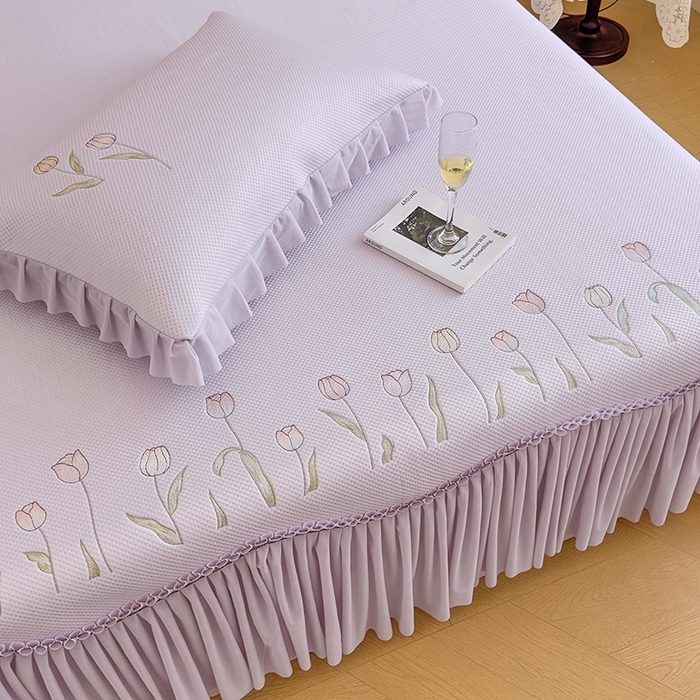 91家纺网 家纺一手货源 找家纺 金绣美居 2026春夏新款中分子绣花款弯边复合凉感席三件套夏凉被空调被 -洛可可 洛可可-紫色