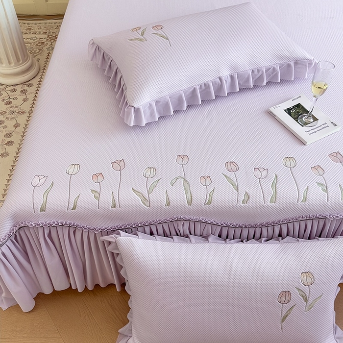 91家纺网 家纺一手货源 找家纺 金绣美居 2026春夏新款中分子绣花款弯边复合凉感席三件套夏凉被空调被 -洛可可 洛可可-紫色