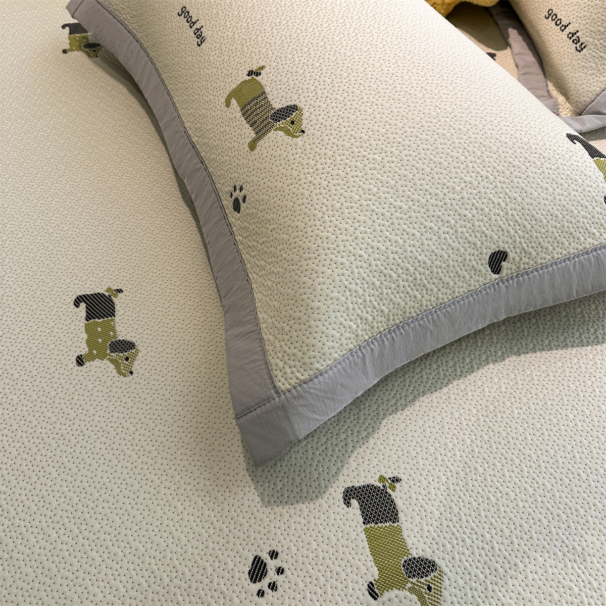 91家纺网 家纺一手货源 找家纺 （总）居易简 2026新款卡通实拍小红书爆款凉豆豆凉席100%PE 乙纶凉感可水洗床席席子-床席款