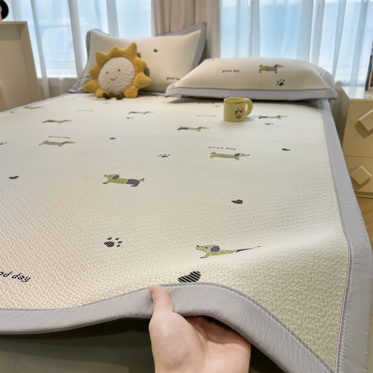 91家纺网 家纺一手货源 找家纺 居易简 2026新款卡通实拍小红书爆款凉豆豆凉席100%PE 乙纶凉感可水洗床席席子-床席款 腊肠小狗