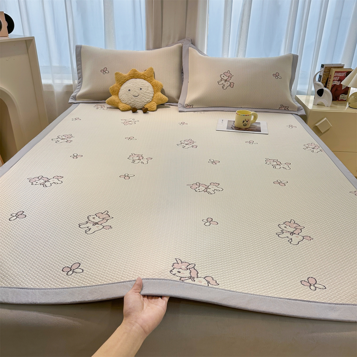 91家纺网 家纺一手货源 找家纺 居易简 2026新款卡通实拍小红书爆款凉豆豆凉席100%PE 乙纶凉感可水洗床席席子-床席款 粉独角兽