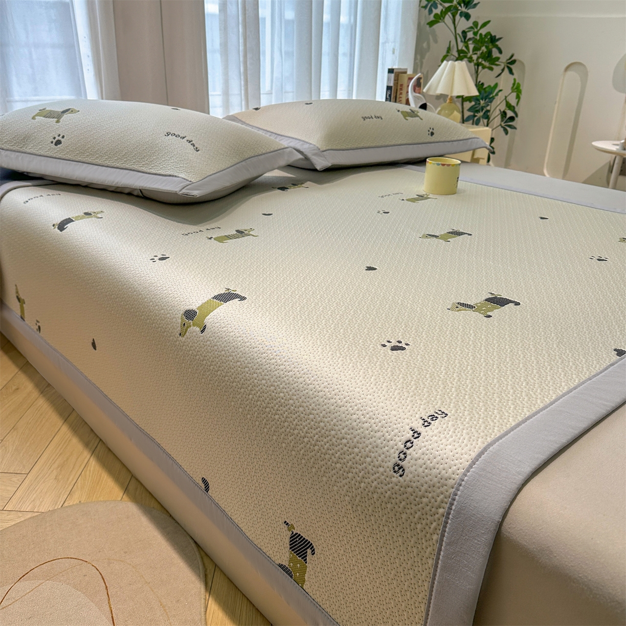 91家纺网 家纺一手货源 找家纺 居易简 2026新款卡通实拍小红书爆款凉豆豆凉席100%PE 乙纶凉感可水洗床席席子-床席款 腊肠小狗