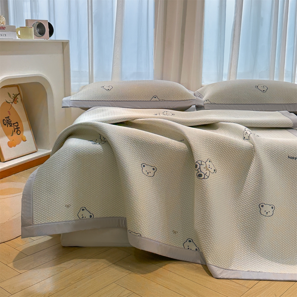 91家纺网 家纺一手货源 找家纺 居易简 2026新款卡通实拍小红书爆款凉豆豆凉席100%PE 乙纶凉感可水洗床席席子-床席款 蓝蓝小熊