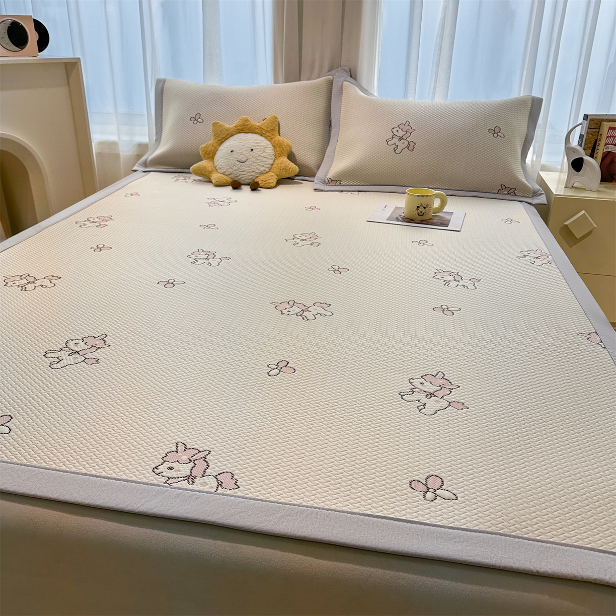 91家纺网 家纺一手货源 找家纺 居易简 2026新款卡通实拍小红书爆款凉豆豆凉席100%PE 乙纶凉感可水洗床席席子-床席款 粉独角兽