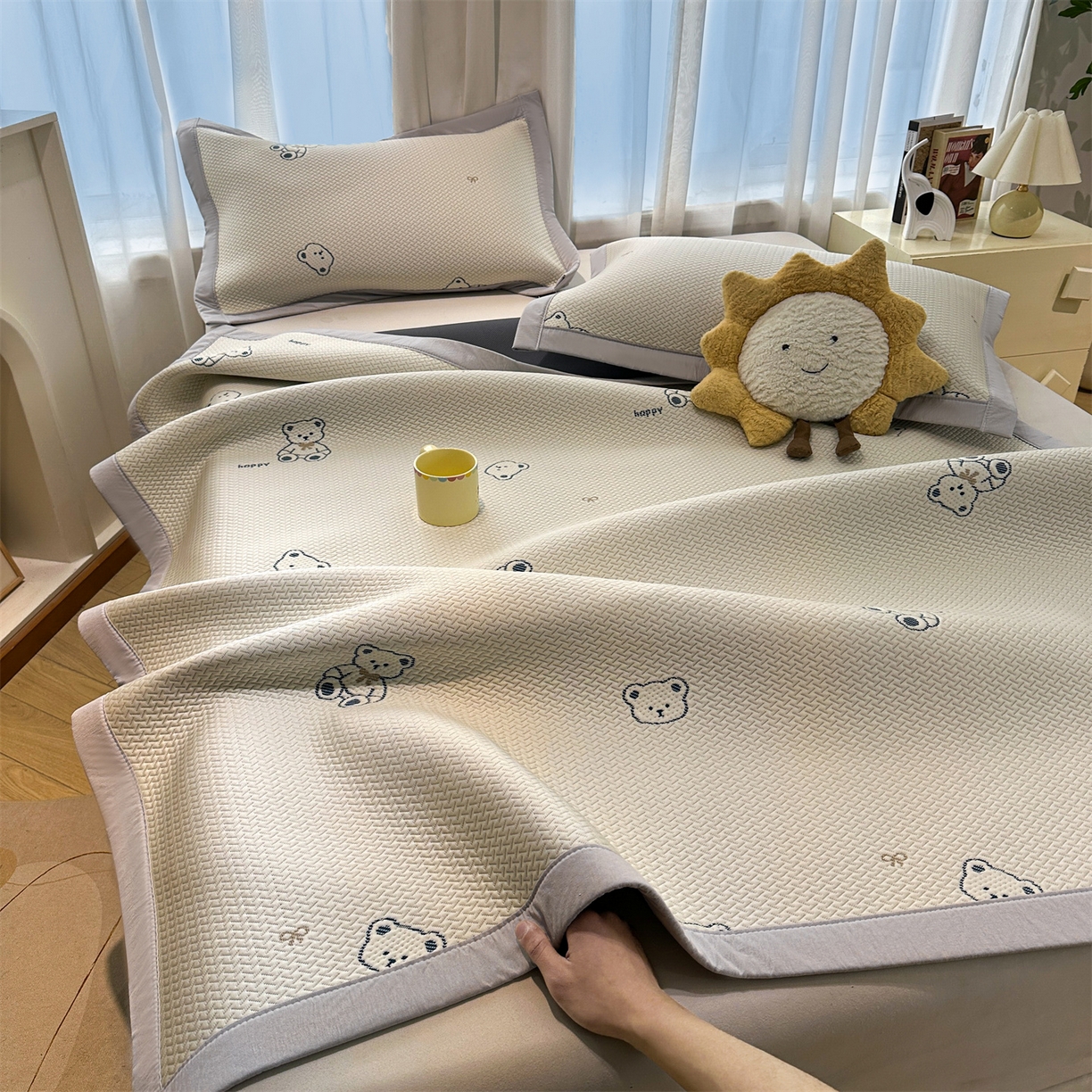 91家纺网 家纺一手货源 找家纺 居易简 2026新款卡通实拍小红书爆款凉豆豆凉席100%PE 乙纶凉感可水洗床席席子-床席款 蓝蓝小熊