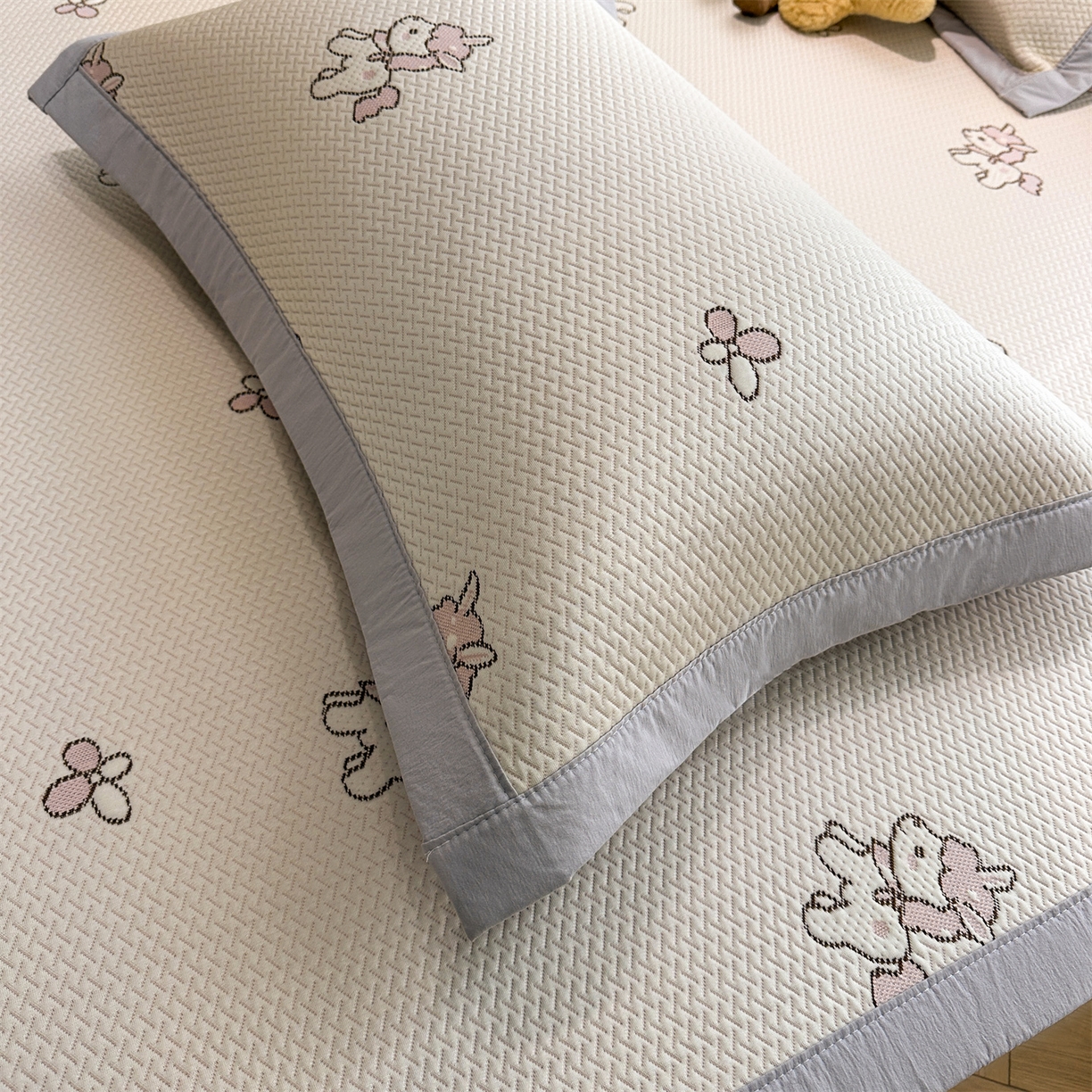 91家纺网 家纺一手货源 找家纺 居易简 2026新款卡通实拍小红书爆款凉豆豆凉席100%PE 乙纶凉感可水洗床席席子-床席款 粉独角兽