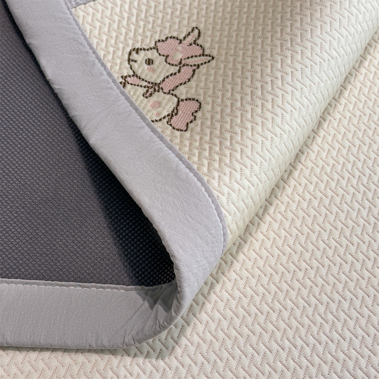 91家纺网 家纺一手货源 找家纺 居易简 2026新款卡通实拍小红书爆款凉豆豆凉席100%PE 乙纶凉感可水洗床席席子-床席款 粉独角兽