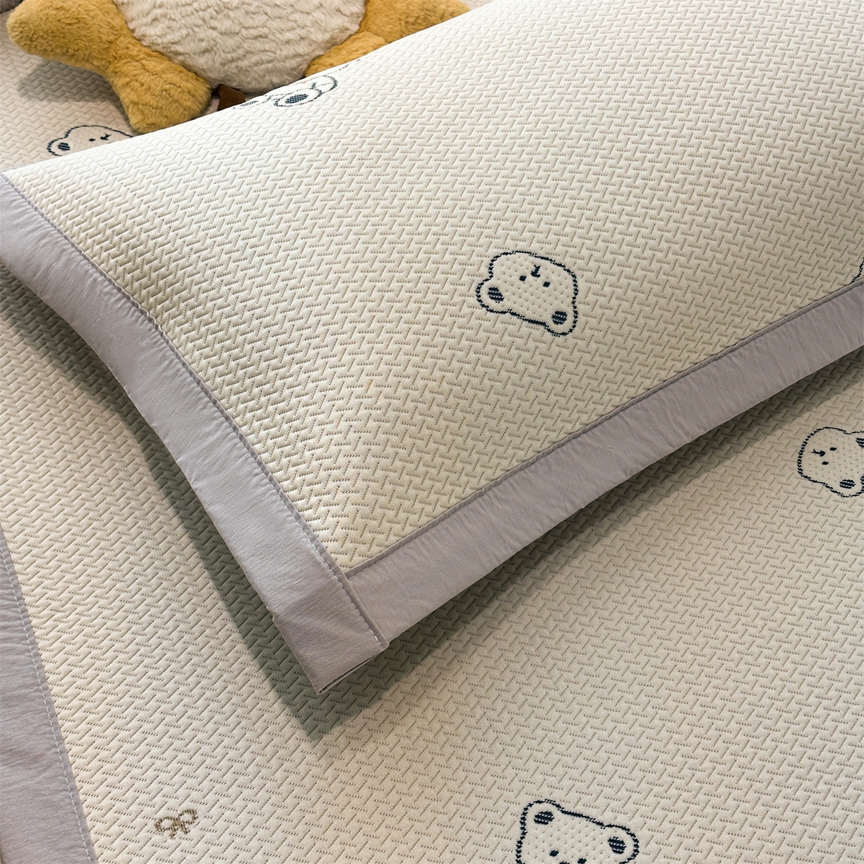 91家纺网 家纺一手货源 找家纺 居易简 2026新款卡通实拍小红书爆款凉豆豆凉席100%PE 乙纶凉感可水洗床席席子-床席款 蓝蓝小熊