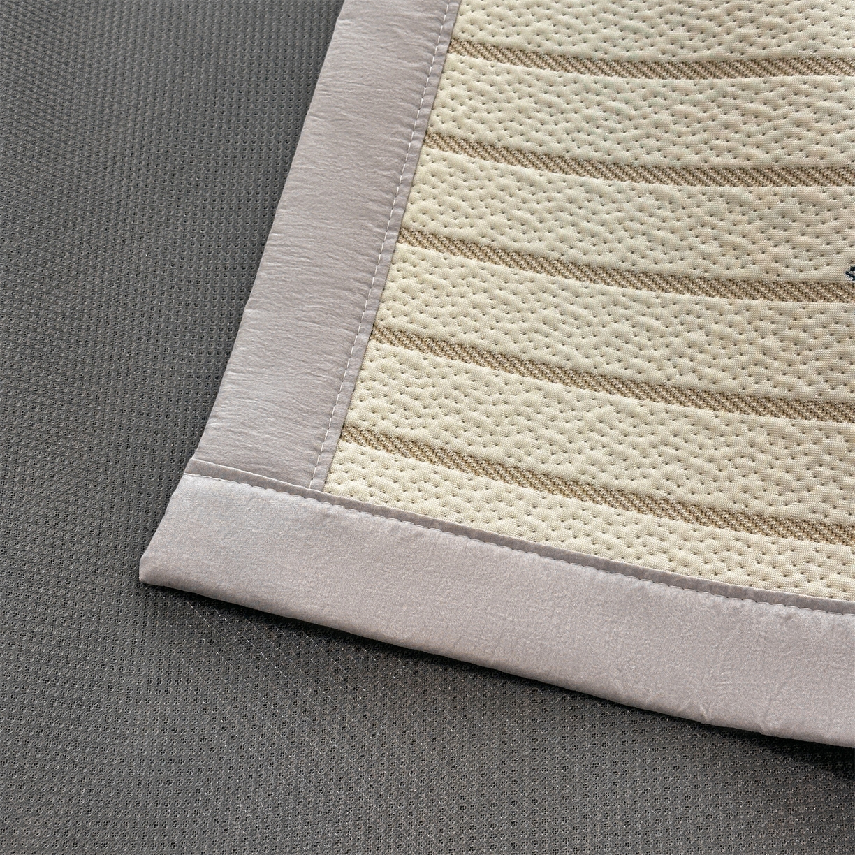 91家纺网 家纺一手货源 找家纺 居易简 2026新款卡通实拍小红书爆款凉豆豆凉席100%PE 乙纶凉感可水洗床席席子-床席款 条纹小象