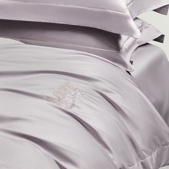 91家纺网 家纺一手货源 找家纺 诗黛尔 2026春夏新款60S长绒棉刺绣雅姿系列四件套 雅姿-丁香紫