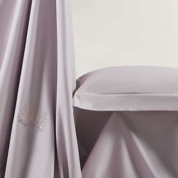 91家纺网 家纺一手货源 找家纺 诗黛尔 2026春夏新款60S长绒棉刺绣雅姿系列四件套 雅姿-丁香紫