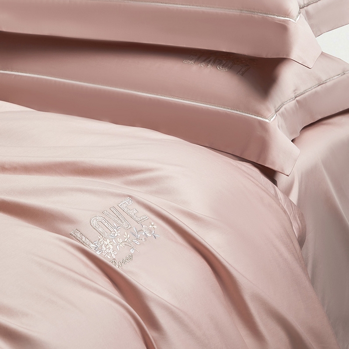 91家纺网 家纺一手货源 找家纺 诗黛尔 2026春夏新款60S长绒棉刺绣雅姿系列四件套 雅姿-粉豆沙