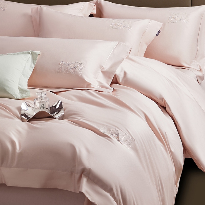 91家纺网 家纺一手货源 找家纺 诗黛尔 2026春夏新款60S长绒棉刺绣雅姿系列四件套 雅姿-粉玉