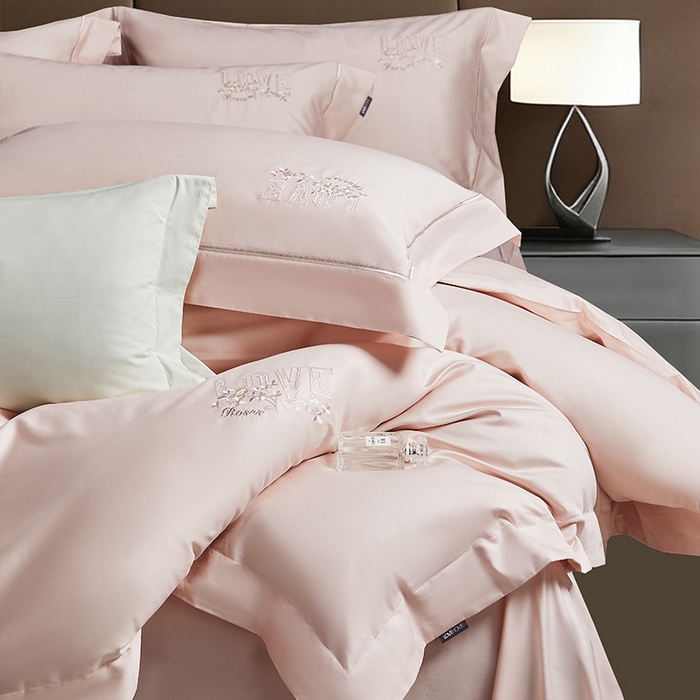 91家纺网 家纺一手货源 找家纺 诗黛尔 2026春夏新款60S长绒棉刺绣雅姿系列四件套 雅姿-粉玉