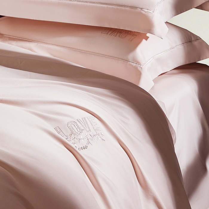 91家纺网 家纺一手货源 找家纺 诗黛尔 2026春夏新款60S长绒棉刺绣雅姿系列四件套 雅姿-粉玉