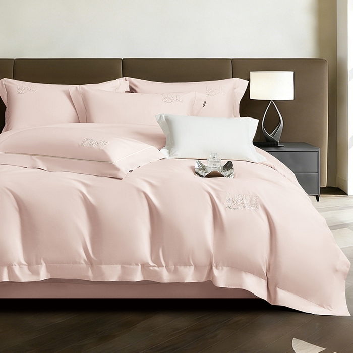 91家纺网 家纺一手货源 找家纺 诗黛尔 2026春夏新款60S长绒棉刺绣雅姿系列四件套 雅姿-粉玉