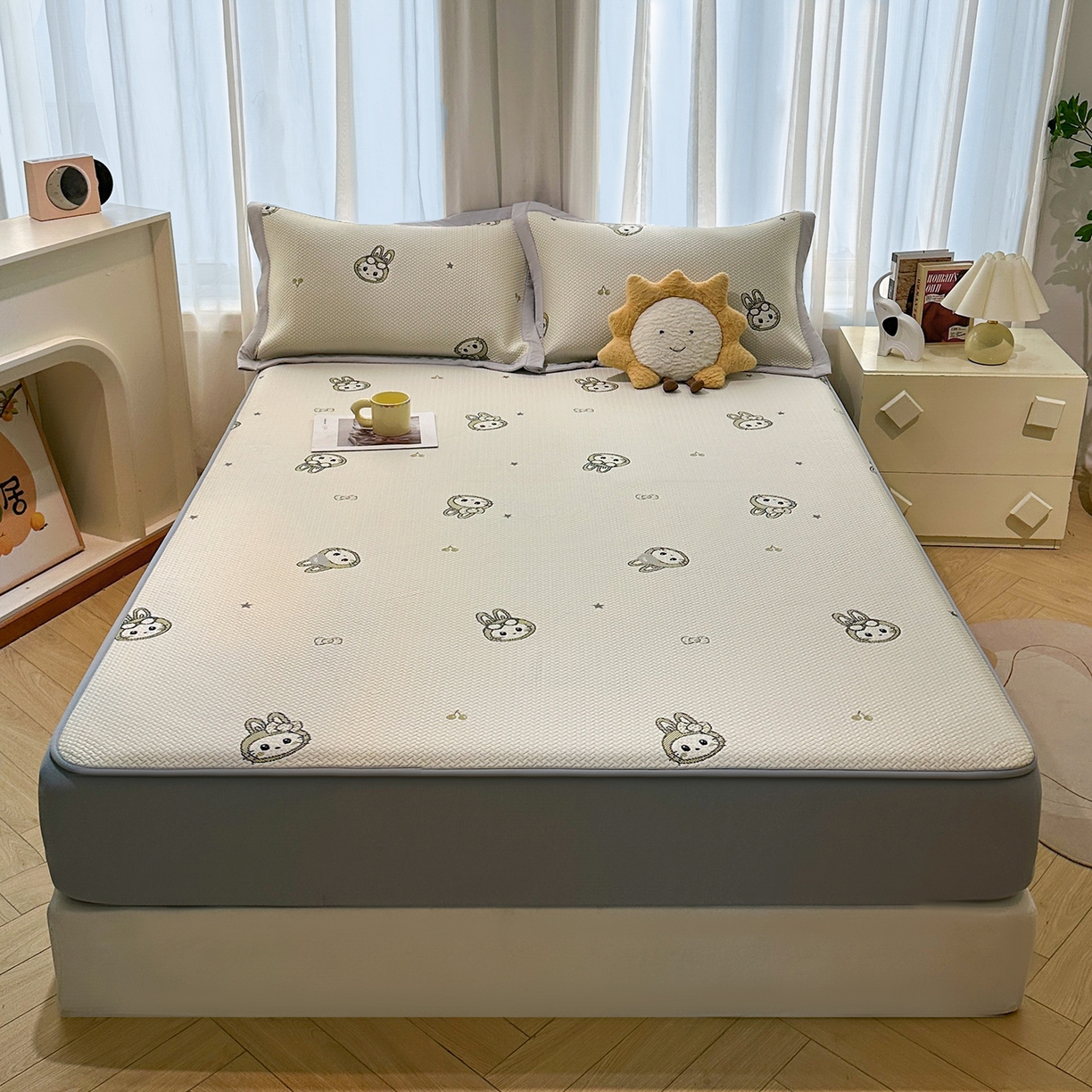 91家纺网 家纺一手货源 找家纺 居易简2026新款卡通实拍小红书爆款凉豆豆凉席100%PE 乙纶凉感可水洗床席席子-床笠款 可爱布布