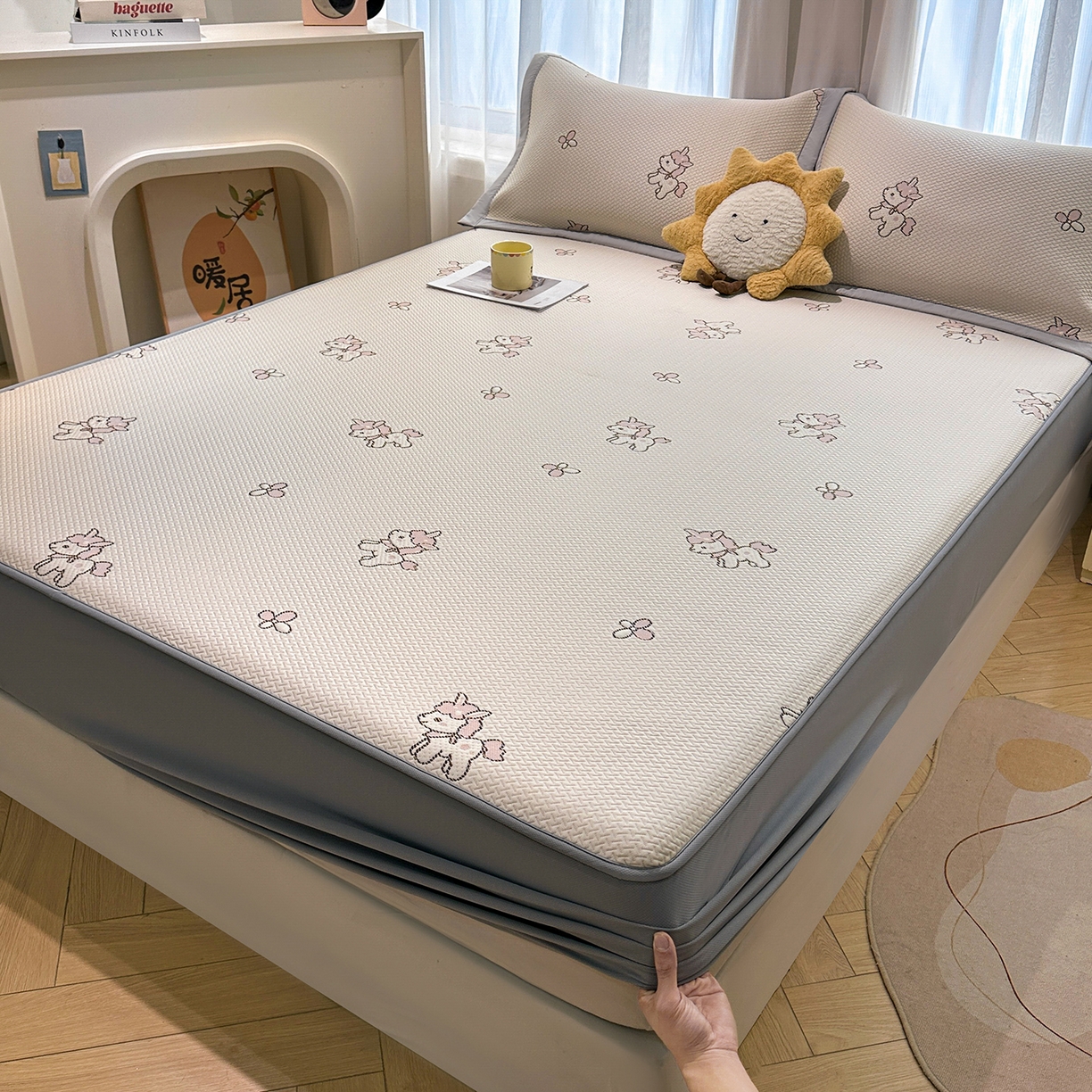 91家纺网 家纺一手货源 找家纺 居易简2026新款卡通实拍小红书爆款凉豆豆凉席100%PE 乙纶凉感可水洗床席席子-床笠款 粉独角兽