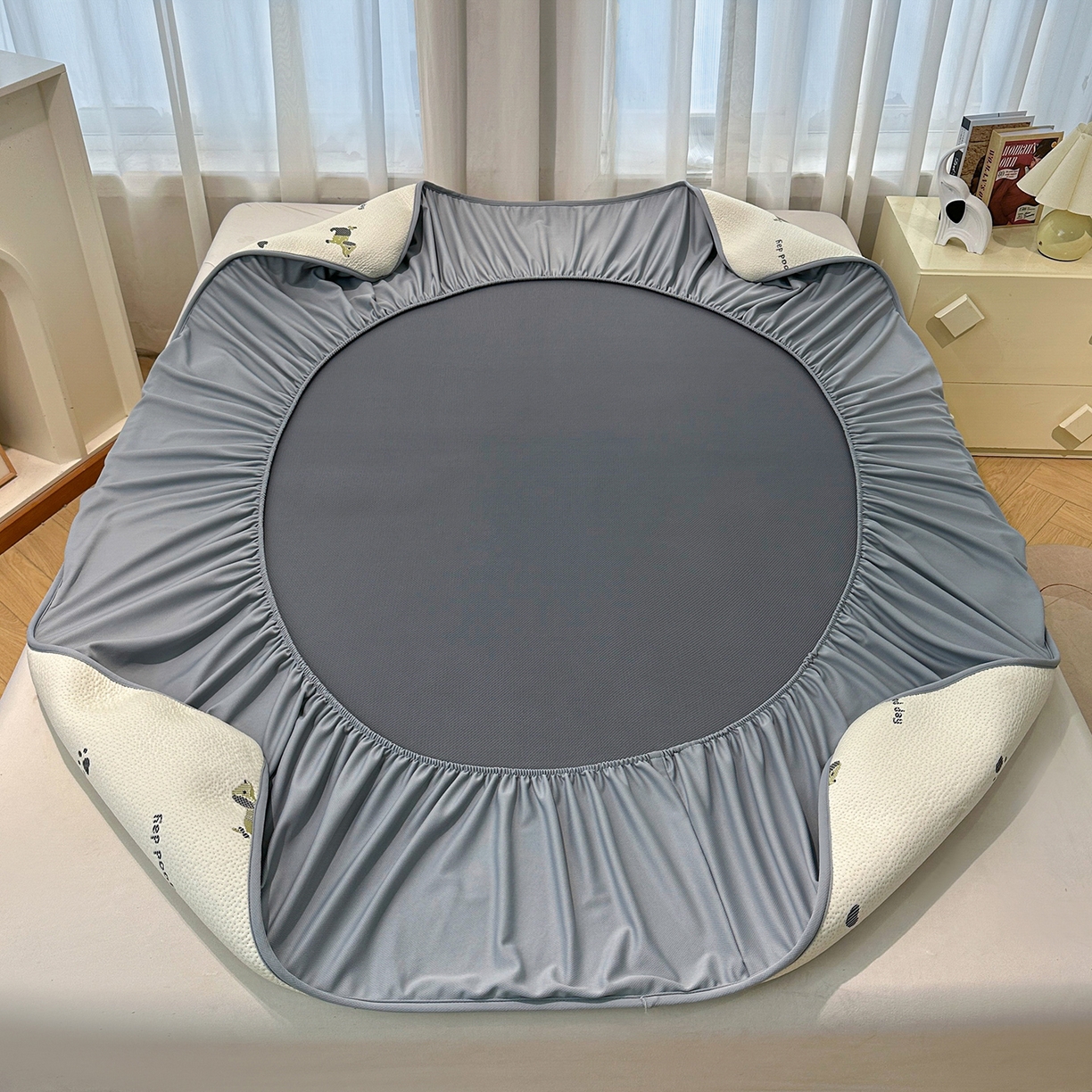 91家纺网 家纺一手货源 找家纺 居易简2026新款卡通实拍小红书爆款凉豆豆凉席100%PE 乙纶凉感可水洗床席席子-床笠款 腊肠小狗