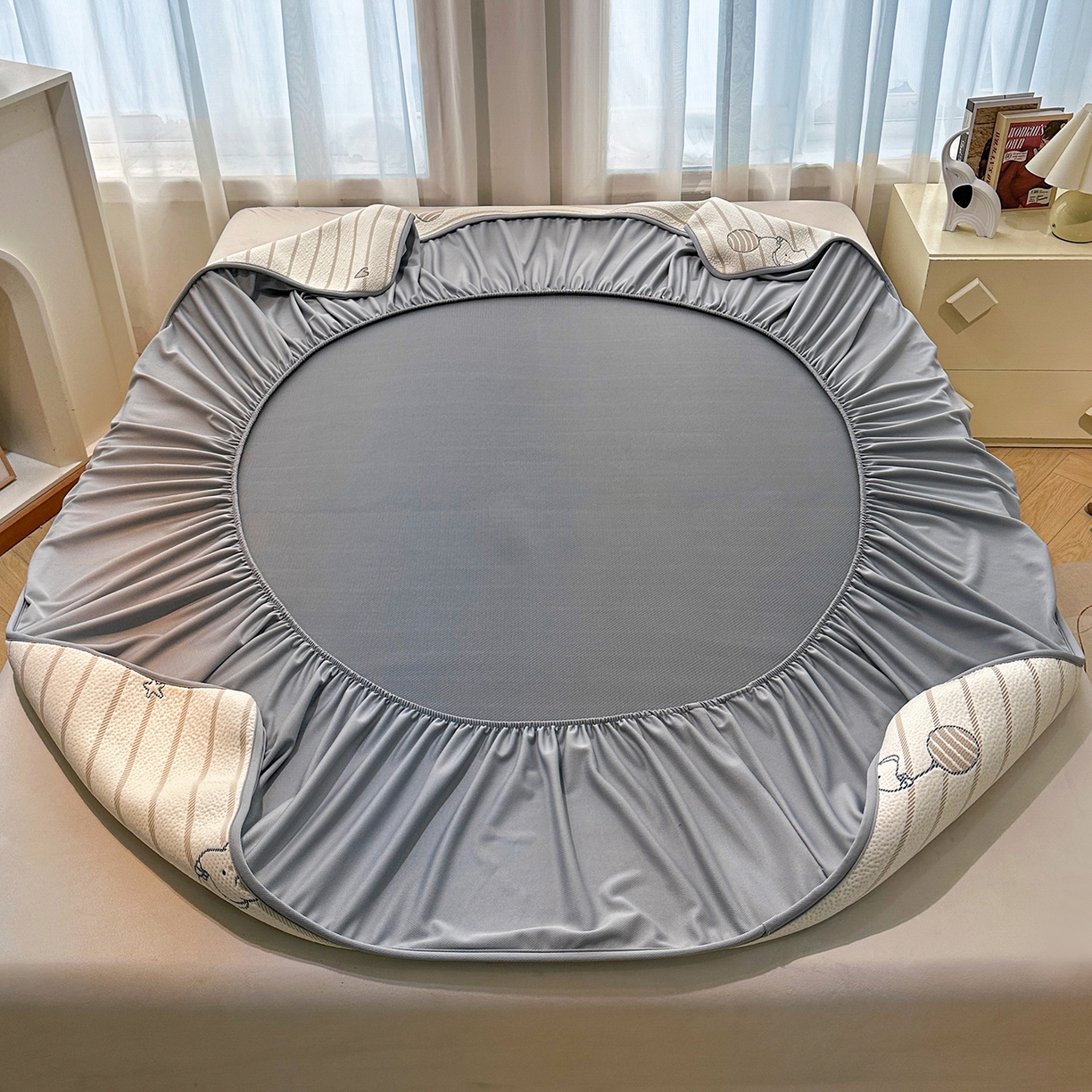 91家纺网 家纺一手货源 找家纺 居易简2026新款卡通实拍小红书爆款凉豆豆凉席100%PE 乙纶凉感可水洗床席席子-床笠款 条纹小象