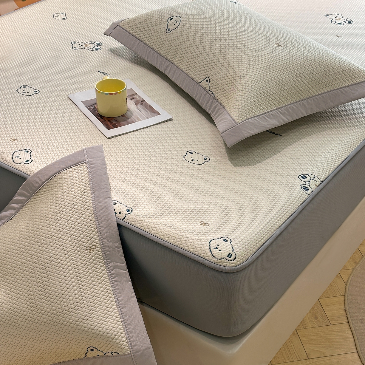 91家纺网 家纺一手货源 找家纺 居易简2026新款卡通实拍小红书爆款凉豆豆凉席100%PE 乙纶凉感可水洗床席席子-床笠款 蓝蓝小熊