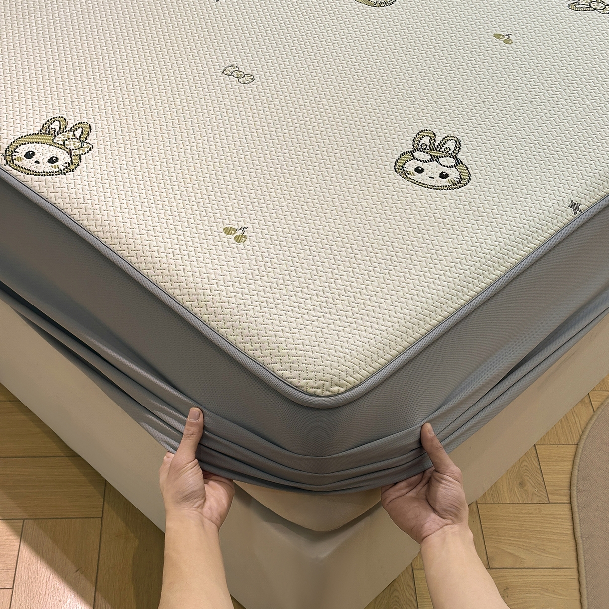 91家纺网 家纺一手货源 找家纺 居易简2026新款卡通实拍小红书爆款凉豆豆凉席100%PE 乙纶凉感可水洗床席席子-床笠款 可爱布布