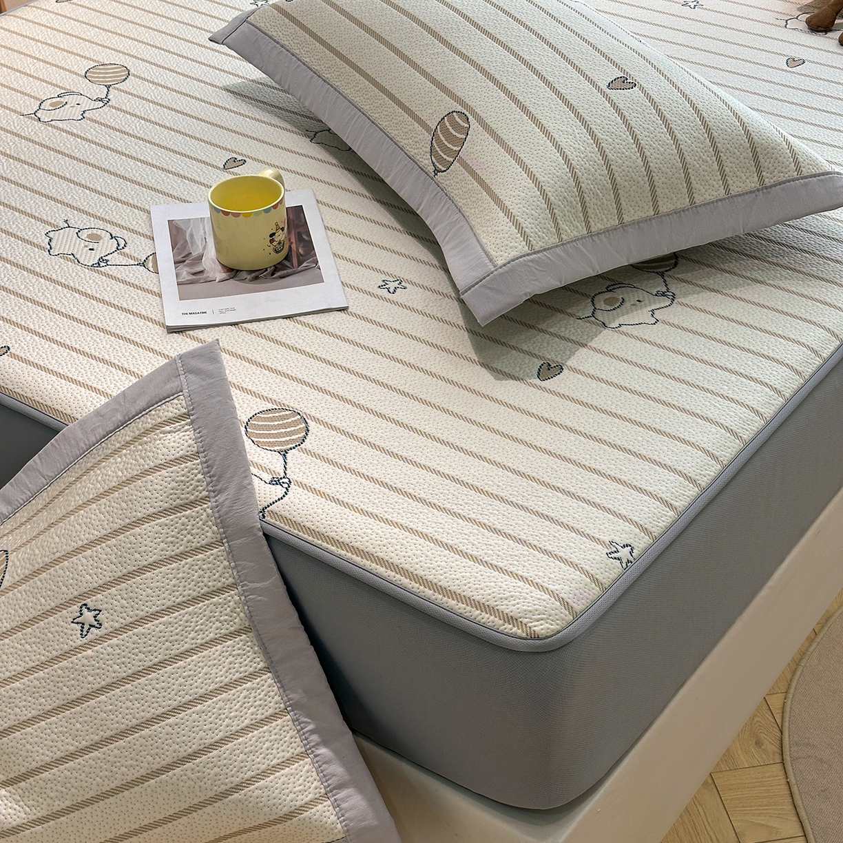 91家纺网 家纺一手货源 找家纺 居易简2026新款卡通实拍小红书爆款凉豆豆凉席100%PE 乙纶凉感可水洗床席席子-床笠款 条纹小象