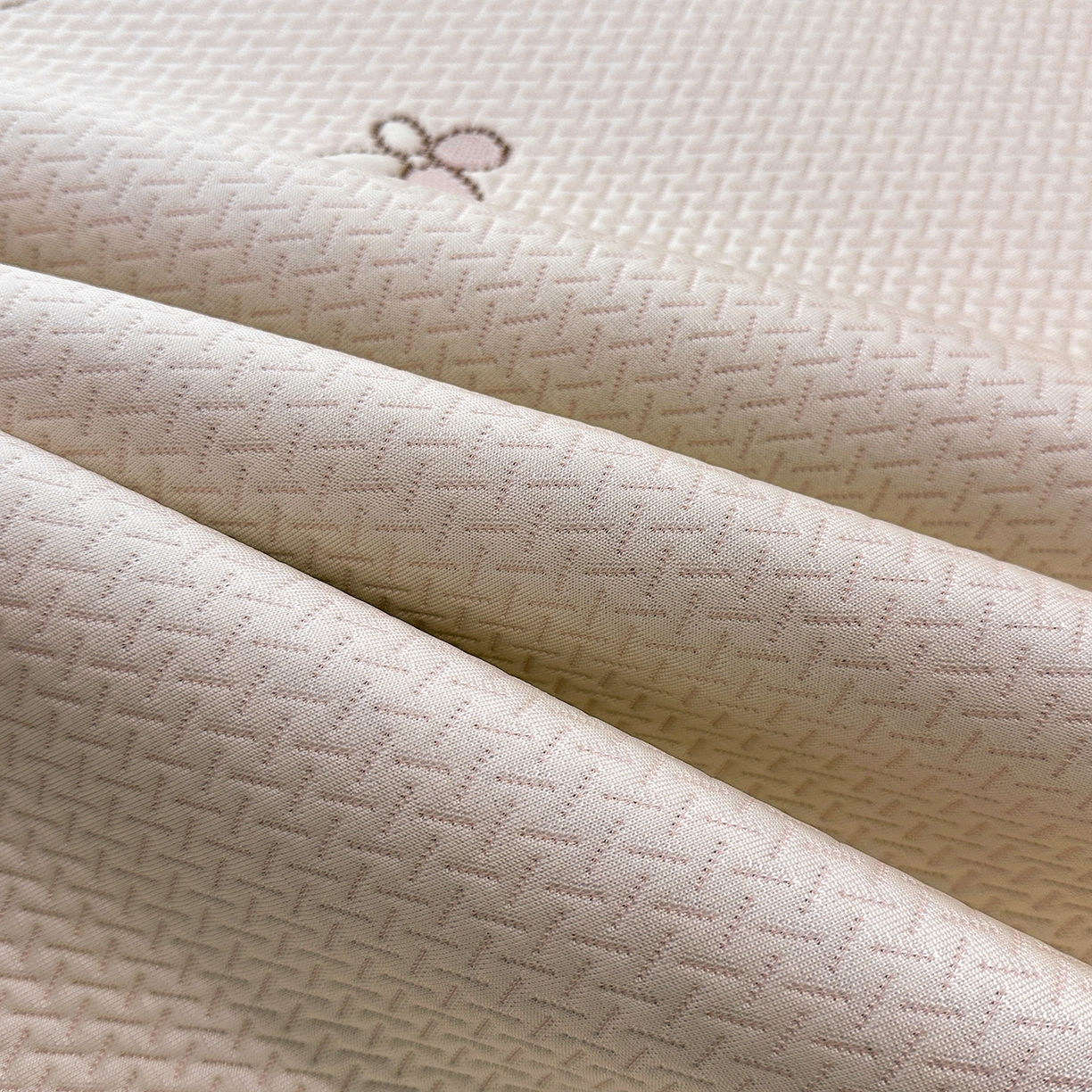 91家纺网 家纺一手货源 找家纺 居易简2026新款卡通实拍小红书爆款凉豆豆凉席100%PE 乙纶凉感可水洗床席席子-床笠款 粉独角兽