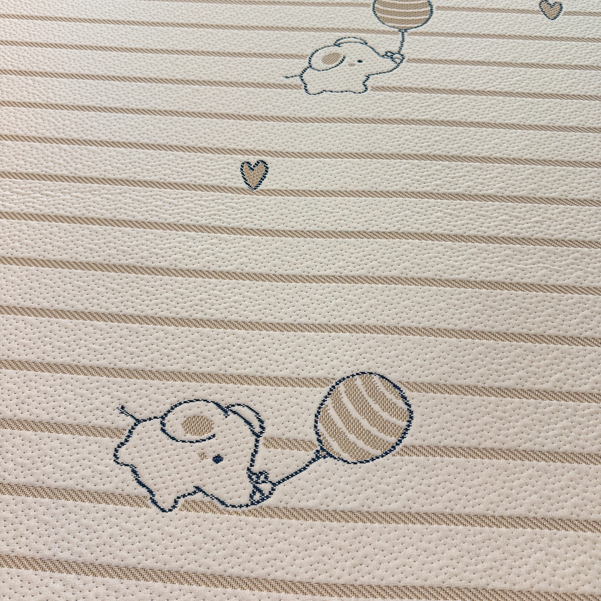 91家纺网 家纺一手货源 找家纺 居易简2026新款卡通实拍小红书爆款凉豆豆凉席100%PE 乙纶凉感可水洗床席席子-床笠款 条纹小象