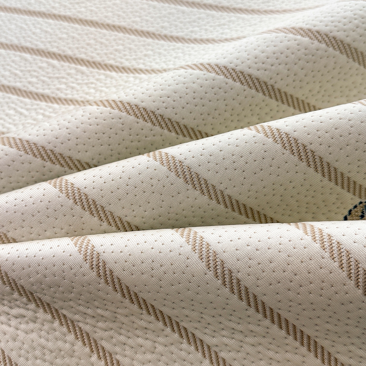 91家纺网 家纺一手货源 找家纺 居易简2026新款卡通实拍小红书爆款凉豆豆凉席100%PE 乙纶凉感可水洗床席席子-床笠款 条纹小象