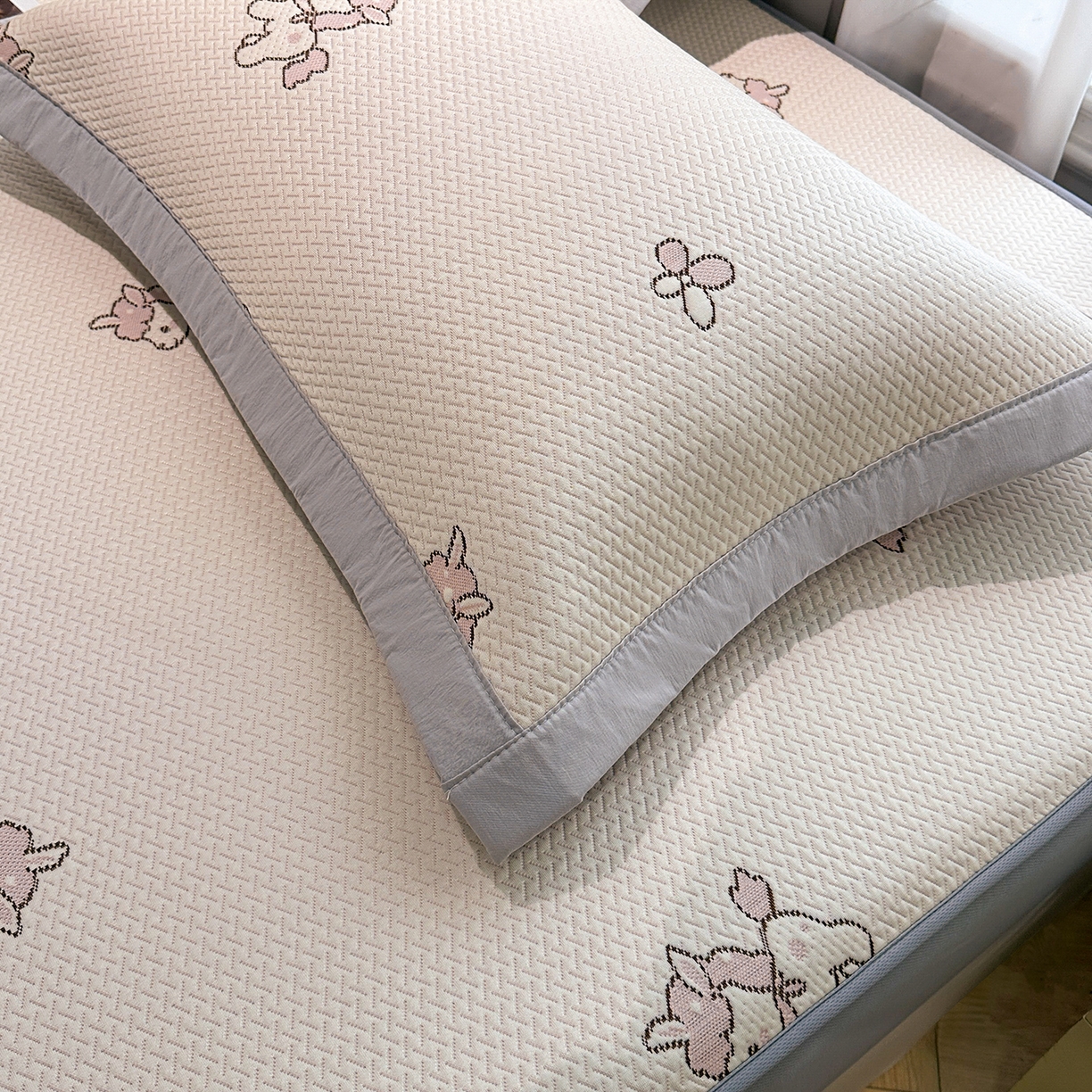 91家纺网 家纺一手货源 找家纺 居易简2026新款卡通实拍小红书爆款凉豆豆凉席100%PE 乙纶凉感可水洗床席席子-床笠款 粉独角兽