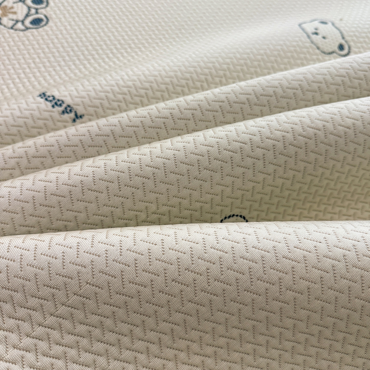 91家纺网 家纺一手货源 找家纺 居易简2026新款卡通实拍小红书爆款凉豆豆凉席100%PE 乙纶凉感可水洗床席席子-床笠款 蓝蓝小熊