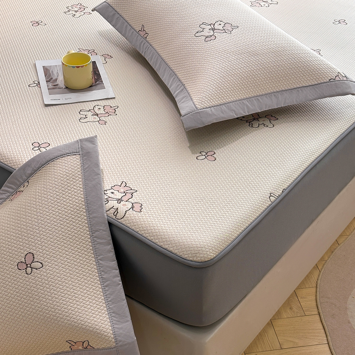 91家纺网 家纺一手货源 找家纺 居易简2026新款卡通实拍小红书爆款凉豆豆凉席100%PE 乙纶凉感可水洗床席席子-床笠款 粉独角兽